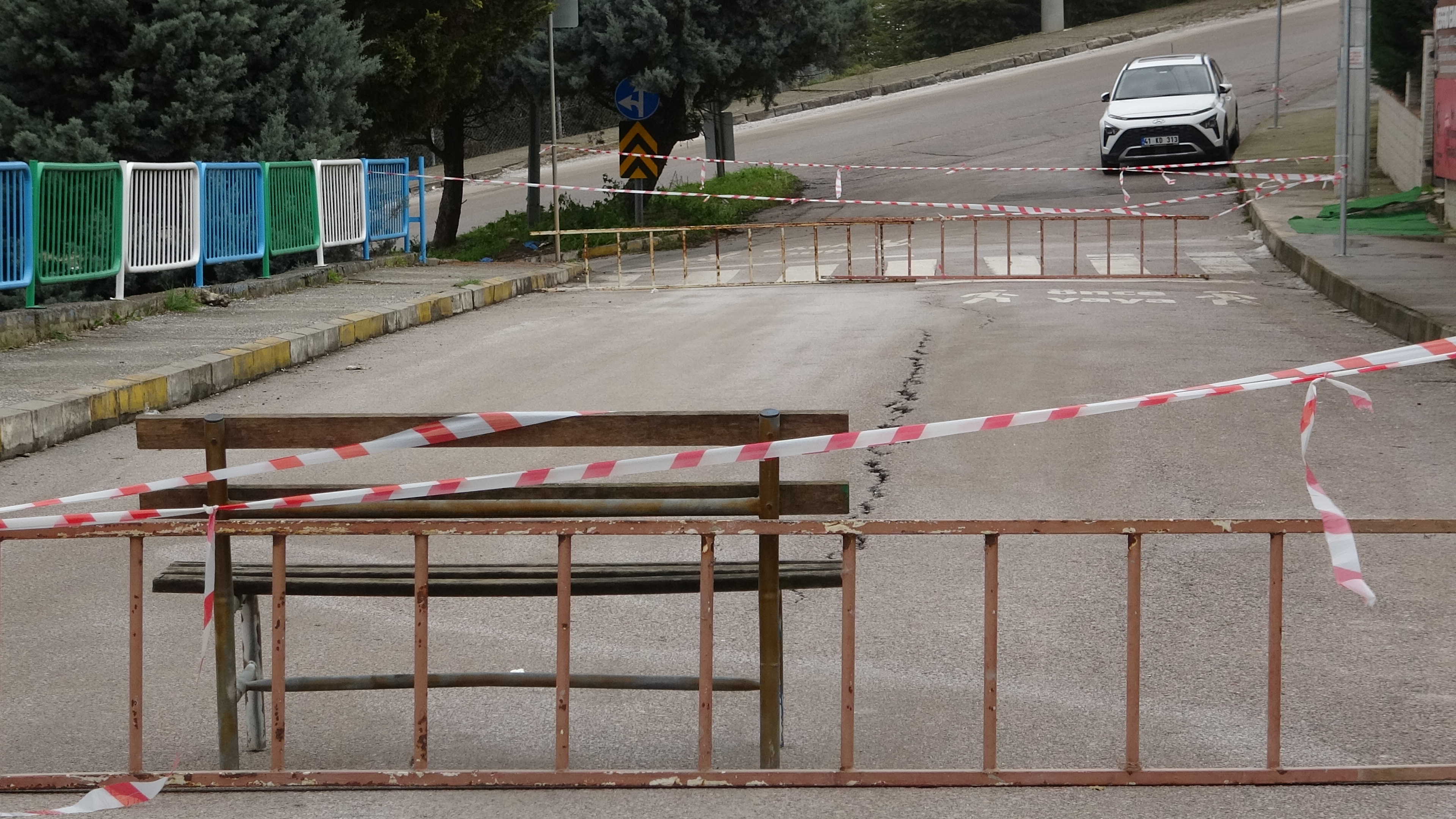 Büyüyen yarık ahşap barriere